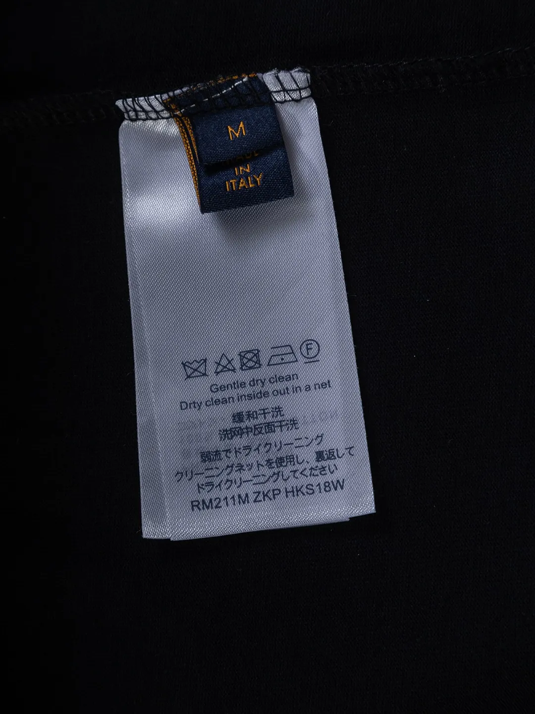 🅿️200 Louis Vuitton 1V LV lv slightly wide version S-XL LV 26ss new products are available at counters simultaneously. Multiple craftsmanship. Water-worn front and rear denim patches with letters 🪡 embroidery. Round neck short-sleeved T-shirt, same style for men and women! Consigned to one-to-one creation. Synchronized with the official website, pure cotton fabrics at the counter! It is close to the skin and comfortable, durable and easy to wear. It has a classic and simple logo design and meticulous original craftsmanship. Short-sleeves, a must-have item for men, do not appear to be the same for the general public, but must be unique and eye-catching. This LV short-sleeve is all about quality, comfort, the same shape and fashion as always, including fabrics and cutting techniques. All of them have been made with great effort! 320 grams of washed pure cotton fabric, pure cotton is breathable, very refreshing and comfortable for daily wear. The rib knitting on the neckline is smooth and tight, and the neckline will not be skewed if you toss it at will. The loose version, you will find that it looks really good on the upper body. The overall is minimalist and neat, super versatile for daily use! Pair it casually with a pair of pants for a youthful look. A T-shirt will make your outfit crazy. It is a fashionable item that can never go wrong! Color: Black White Size: S-XL Size chart: S: Shoulder width 50-Bust 56-Length 70 M: Shoulder width 52-Bust 57-Length 72 L: Shoulder width 54-Bust 59-Length 74 XL: Shoulder width 56-Bust 62-Length 76